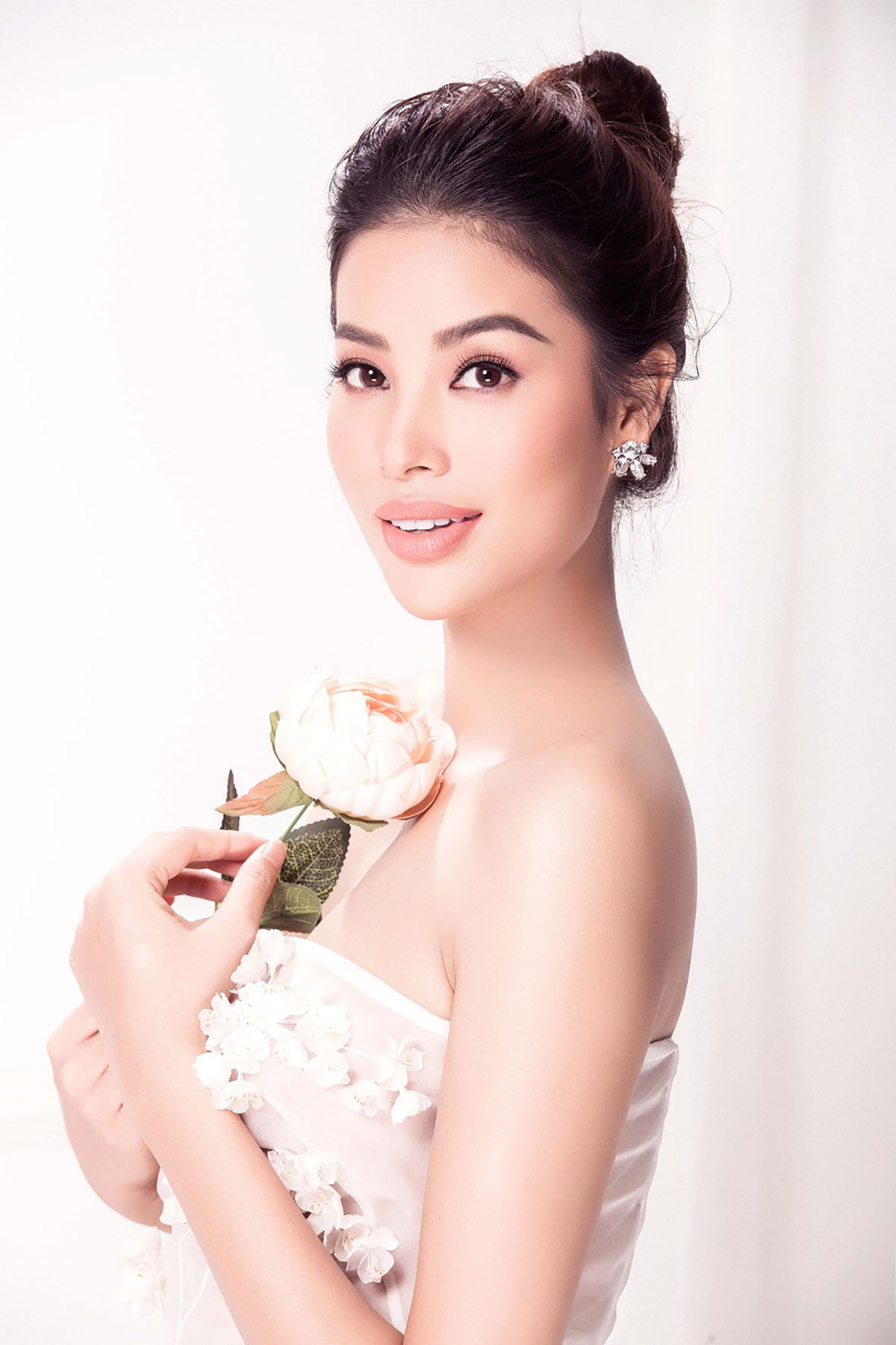 Phạm Hương tạm ngưng mọi công việc sang Mỹ trị bệnh
