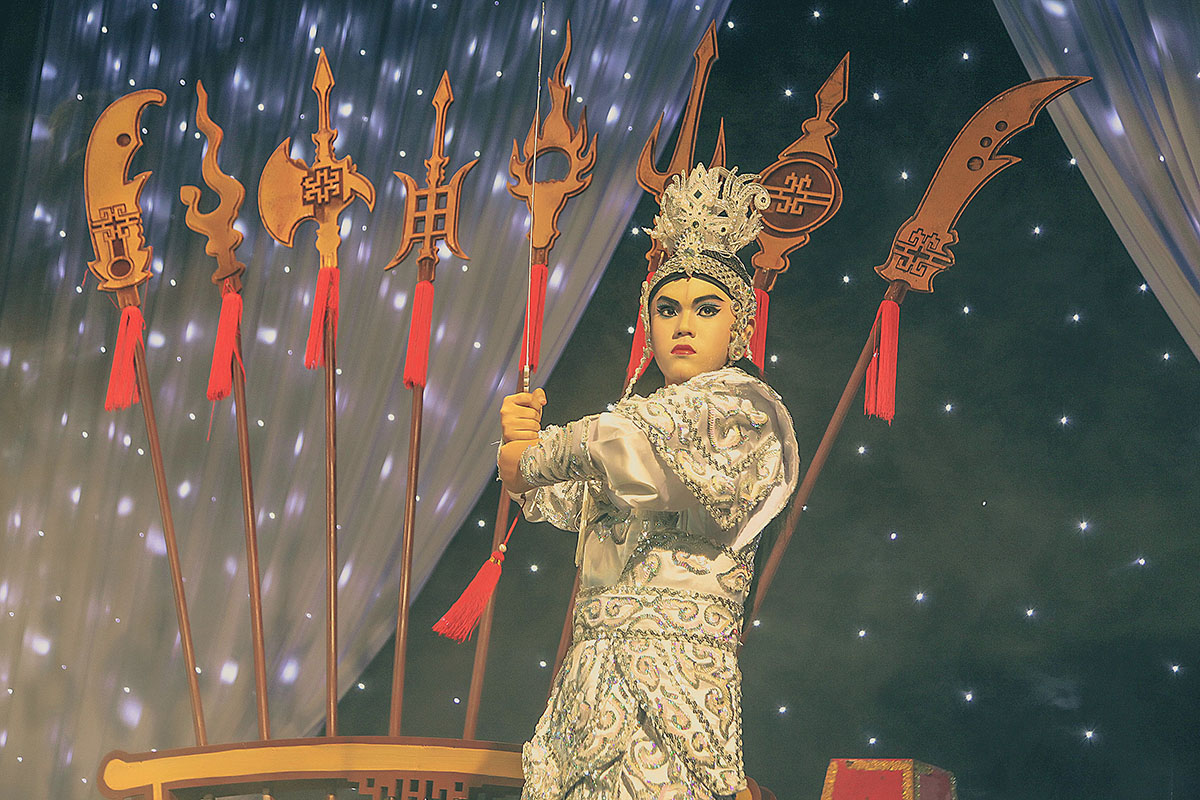 Hotboy Quang Anh biến hoá thành Linh Phụng trong phim ‘Song Lang’