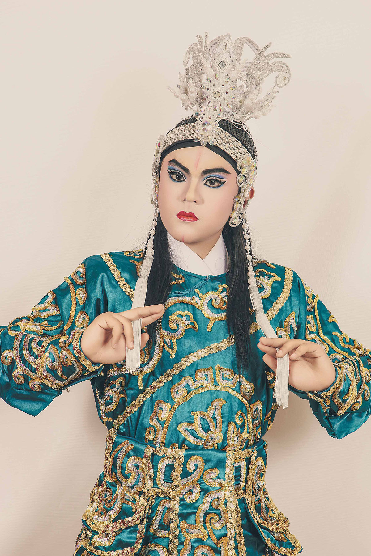 Hotboy Quang Anh biến hoá thành Linh Phụng trong phim ‘Song Lang’