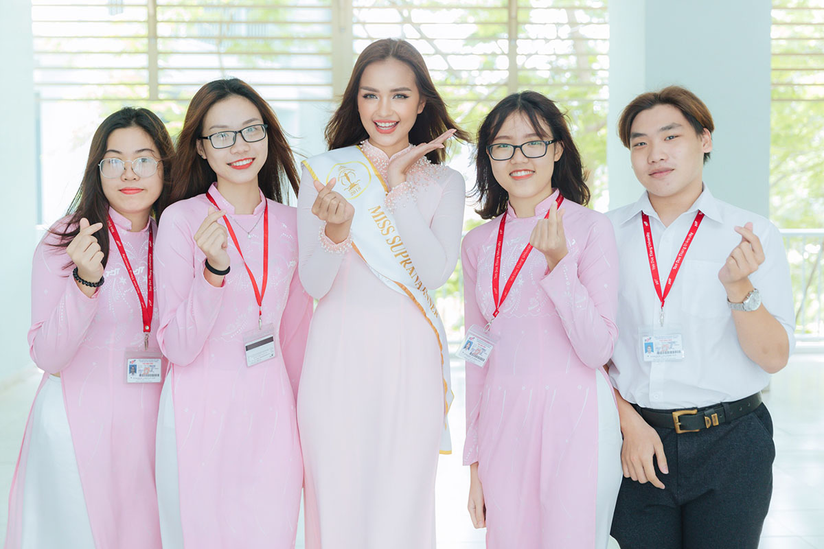 Hoa hậu Ngọc Châu rạng rỡ áo dài về thăm trường sau đăng quang 'Miss Supranational Vietnam 2018'