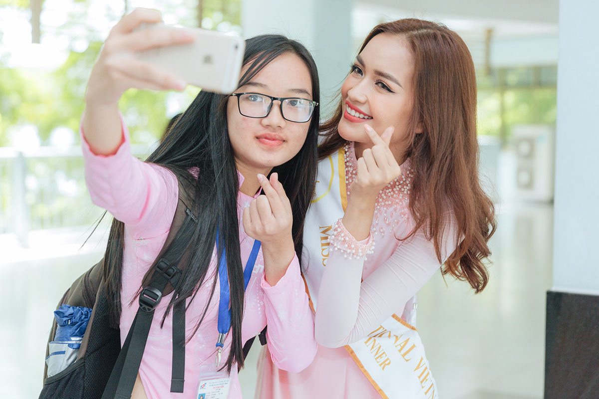 Hoa hậu Ngọc Châu rạng rỡ áo dài về thăm trường sau đăng quang 'Miss Supranational Vietnam 2018'