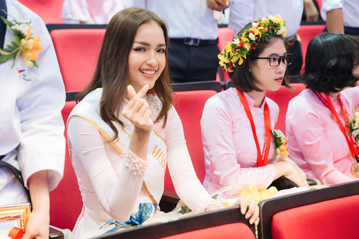 Hoa hậu Ngọc Châu rạng rỡ áo dài về thăm trường sau đăng quang 'Miss Supranational Vietnam 2018'