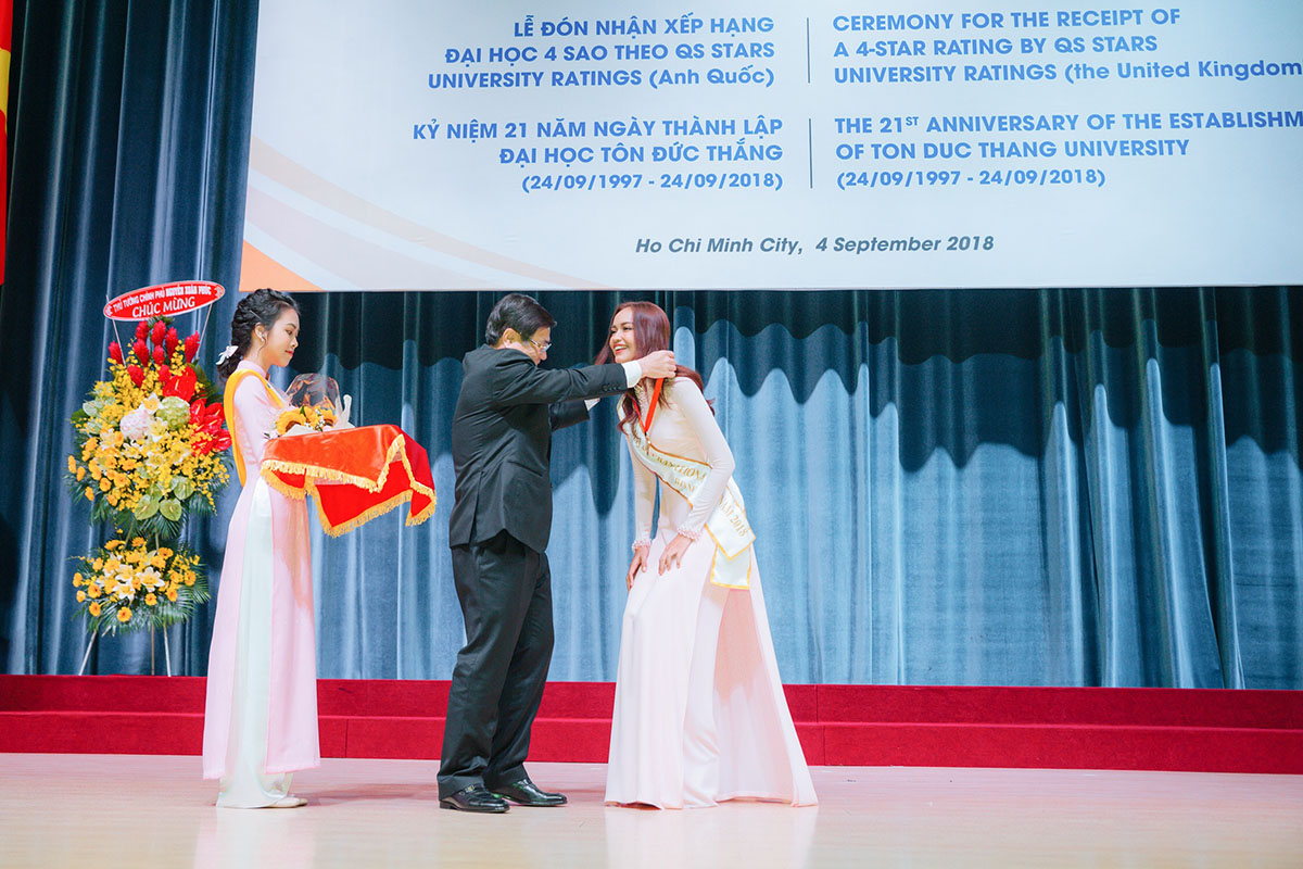 Hoa hậu Ngọc Châu rạng rỡ áo dài về thăm trường sau đăng quang 'Miss Supranational Vietnam 2018'