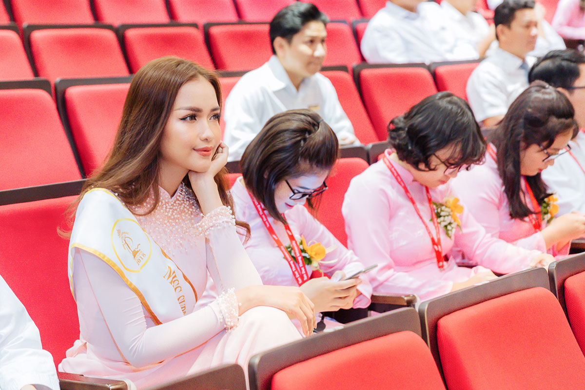Hoa hậu Ngọc Châu rạng rỡ áo dài về thăm trường sau đăng quang 'Miss Supranational Vietnam 2018'