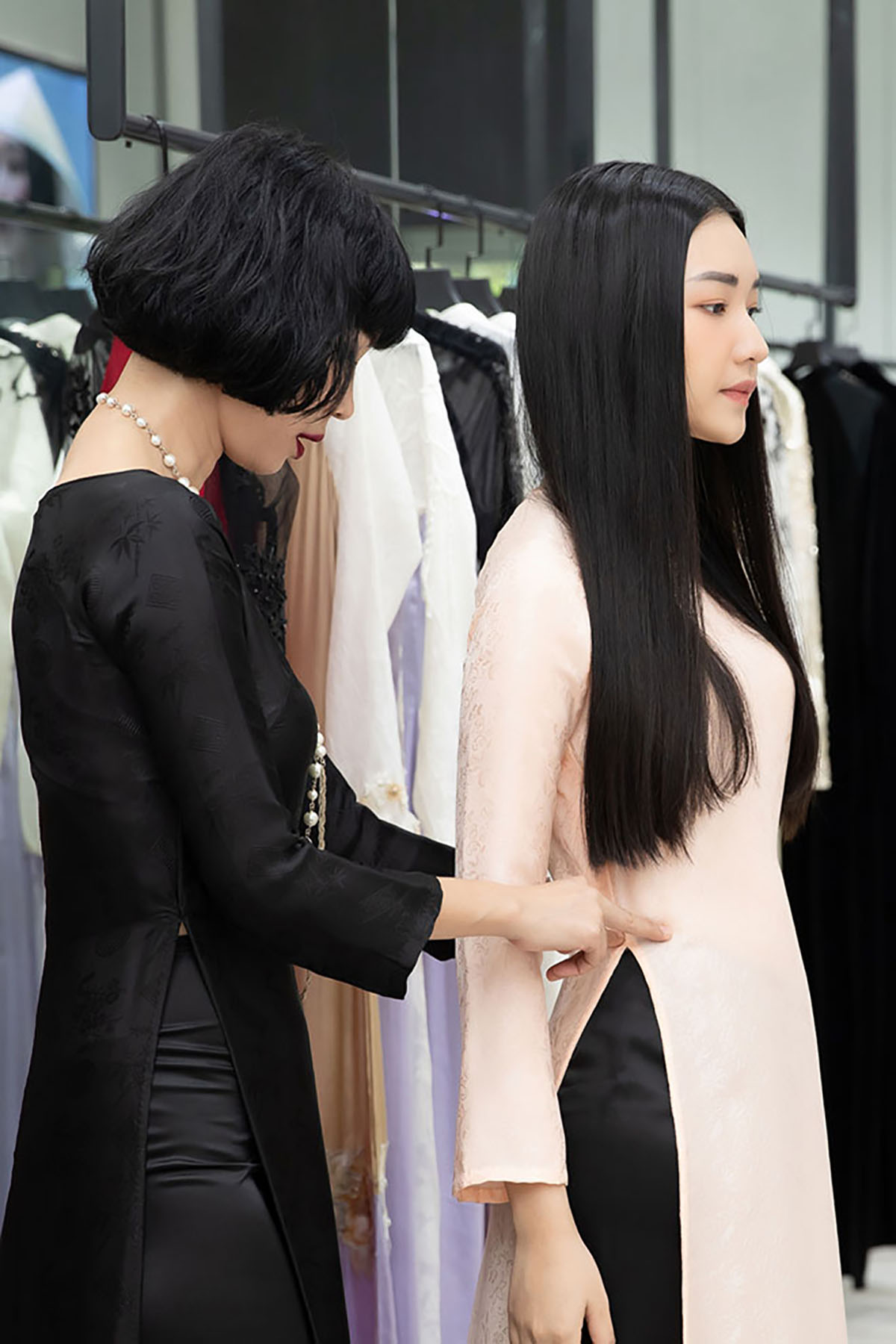 Nàng thơ xứ Huế Ngọc Trân được siêu mẫu Xuân Lan về dạy catwalk ngay tại tiệm áo dài