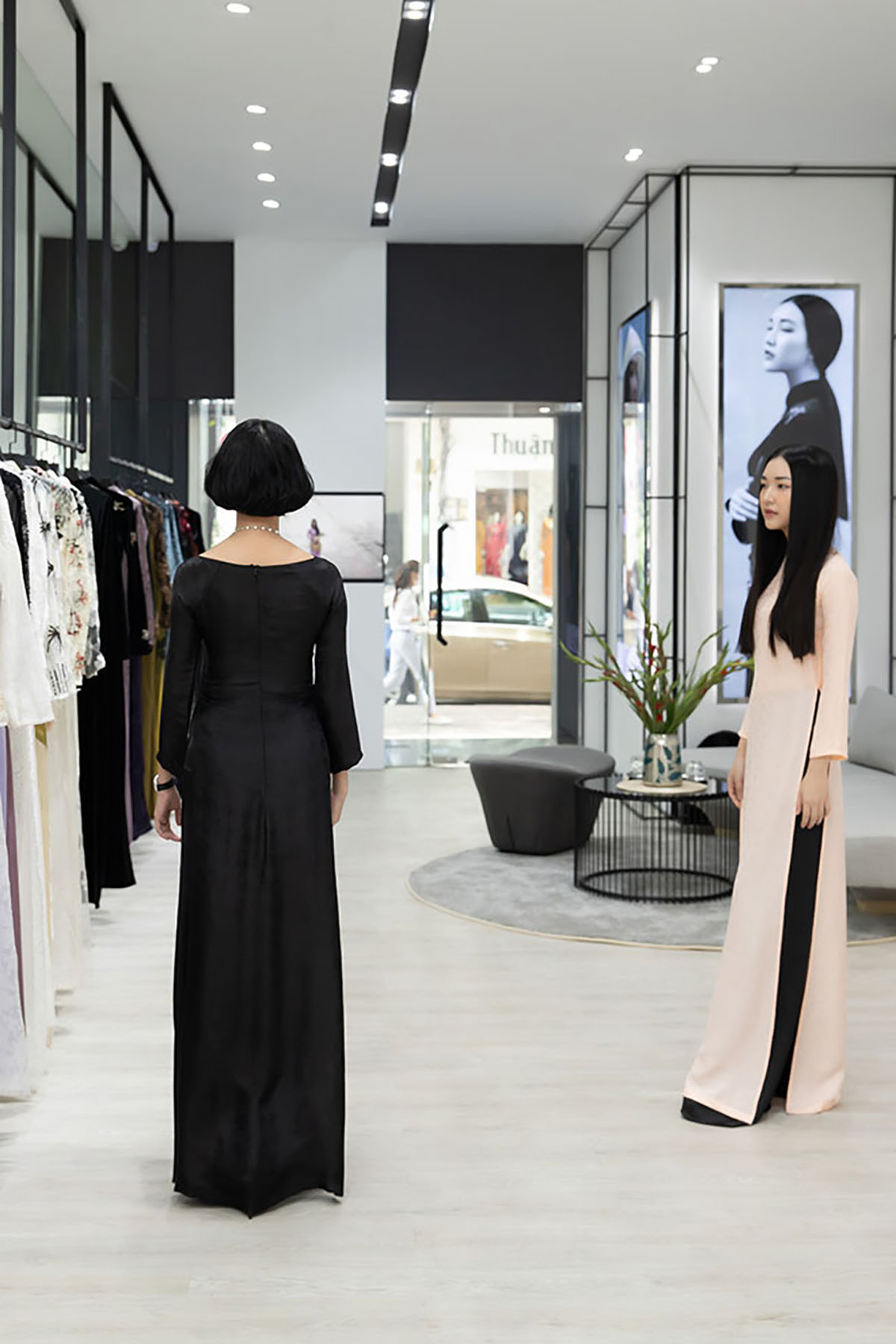 Nàng thơ xứ Huế Ngọc Trân được siêu mẫu Xuân Lan về dạy catwalk ngay tại tiệm áo dài