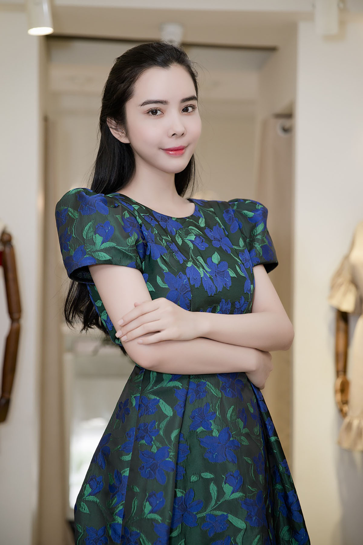 Huỳnh Vy gấp rút thử hơn 40 bộ trang phục chuẩn bị sang Philippines