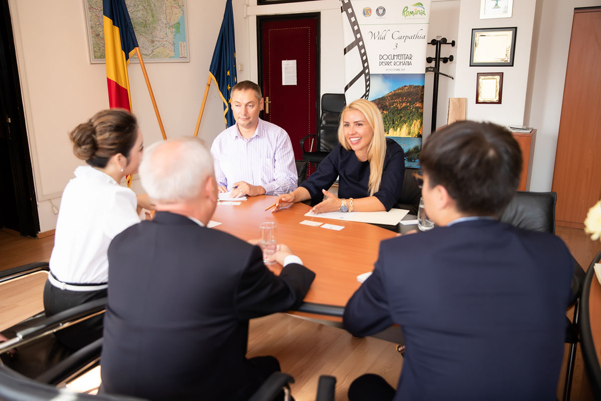 Lãnh sự danh dự Lý Nhã Kỳ nổi bật trong cuộc họp với thứ trưởng bộ du lịch Romania 