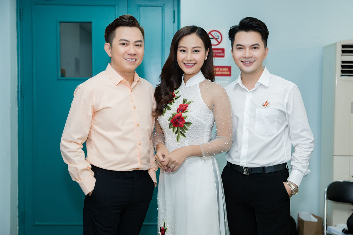Nam Cường ăn gian tuổi khi diện trang phục sơ mi trắng quay về tuổi học sinh
