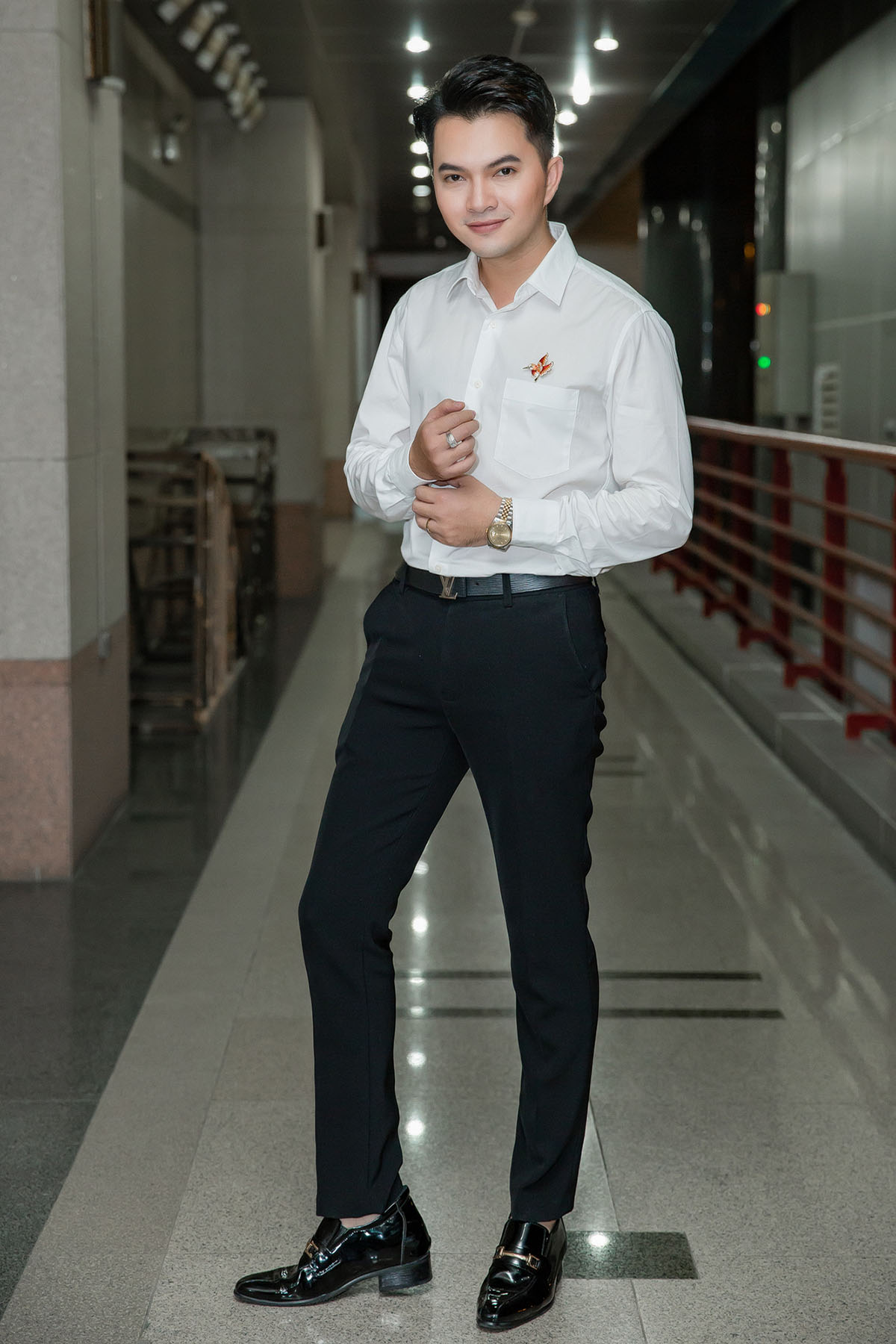 Nam Cường ăn gian tuổi khi diện trang phục sơ mi trắng quay về tuổi học sinh