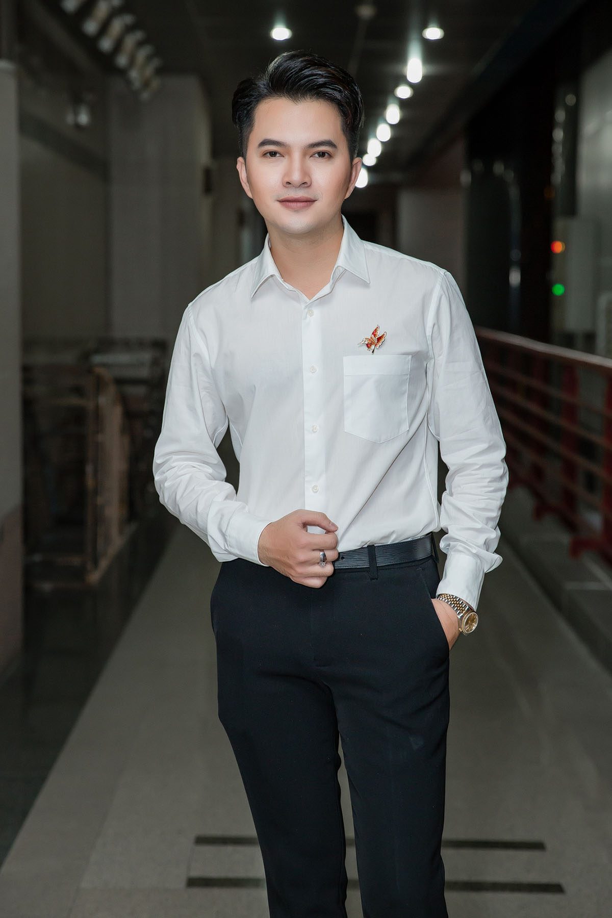 Nam Cường ăn gian tuổi khi diện trang phục sơ mi trắng quay về tuổi học sinh