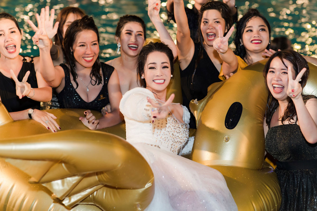 Nhật Kim Anh phấn khích nhảy xuống bể bơi dù… không biết bơi