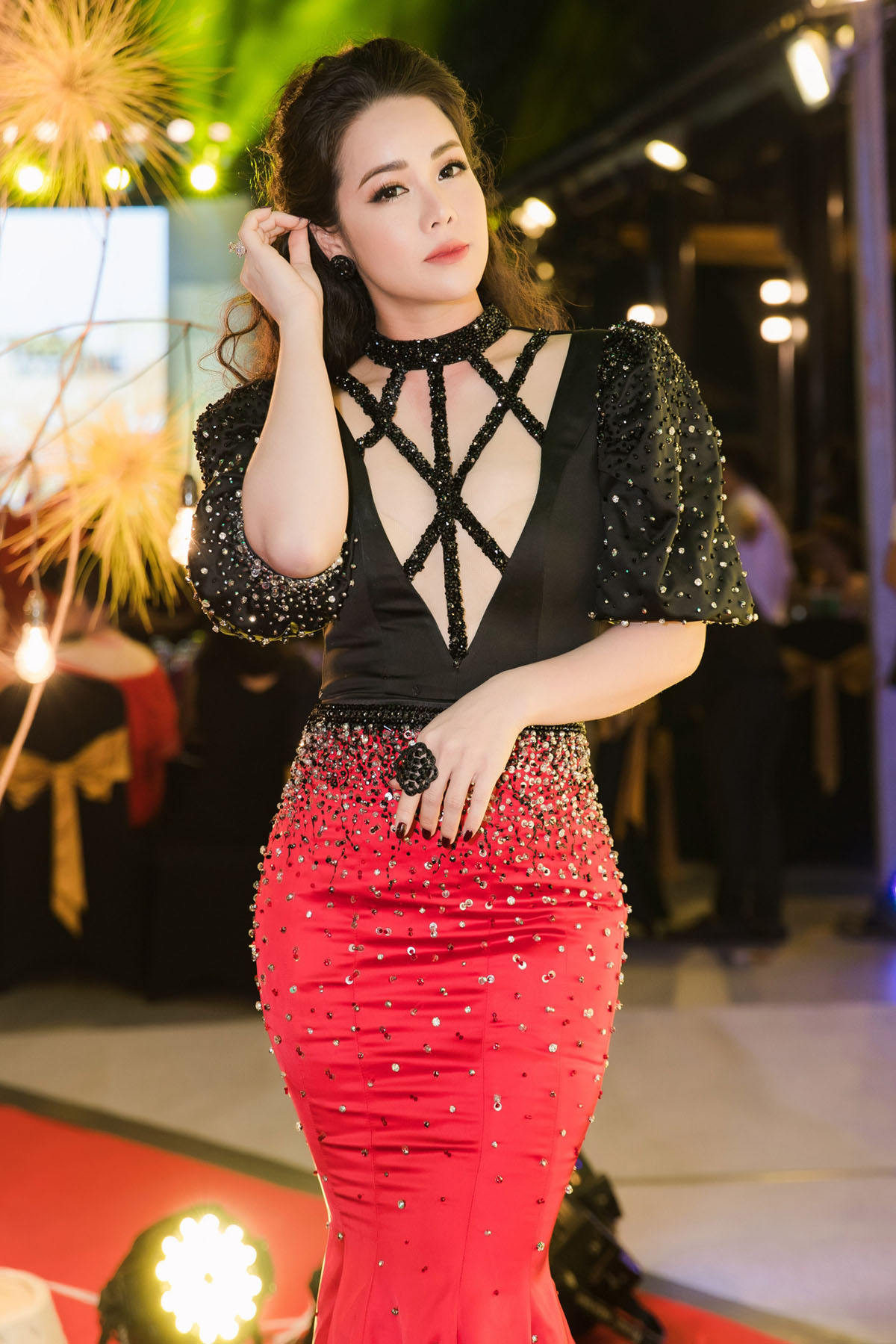 Nhật Kim Anh phấn khích nhảy xuống bể bơi dù… không biết bơi