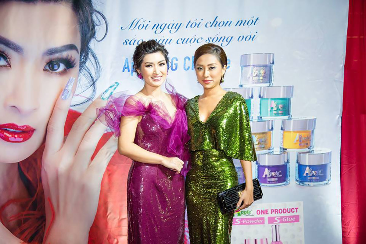 Nguyễn Hồng Nhung lên chức bà chủ, dàn sao hải ngoại nườm nượp chúc mừng