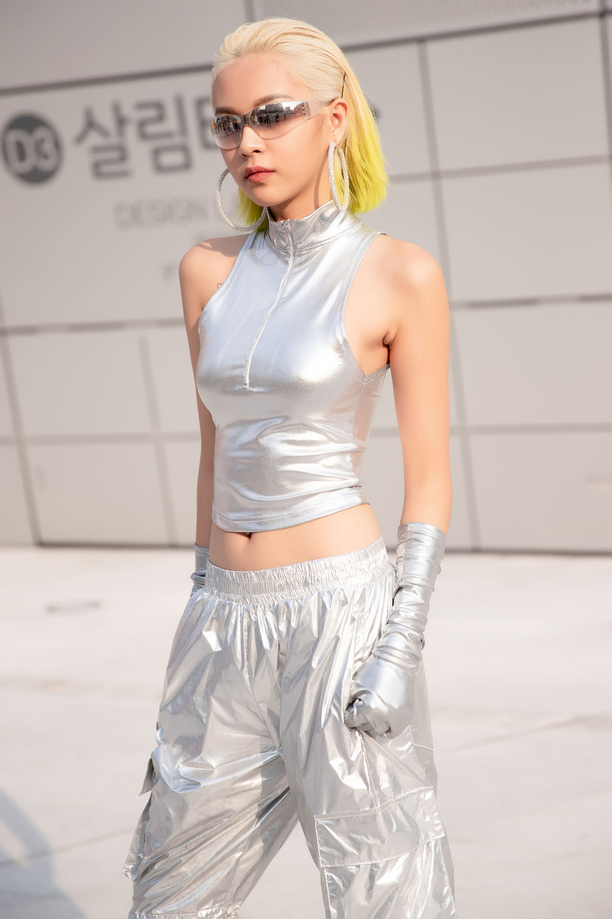 Phí Phương Anh 'phá đảo' Seoul Fashion Week với tóc ombre vàng chanh