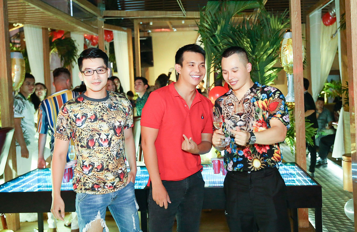 Vũ Khắc Tiệp lên chức ông chủ, dàn người đẹp diện trang phục sắc màu đến chúc mừng