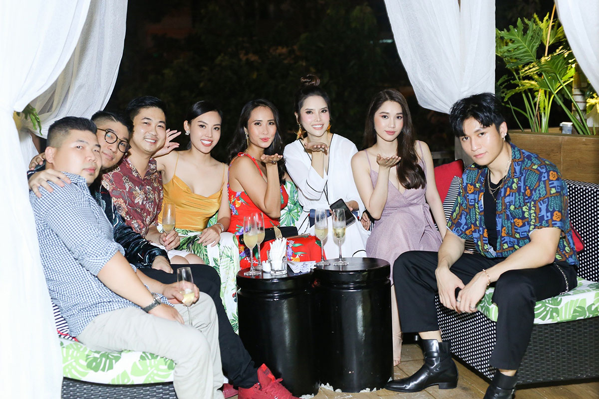 Vũ Khắc Tiệp lên chức ông chủ, dàn người đẹp diện trang phục sắc màu đến chúc mừng