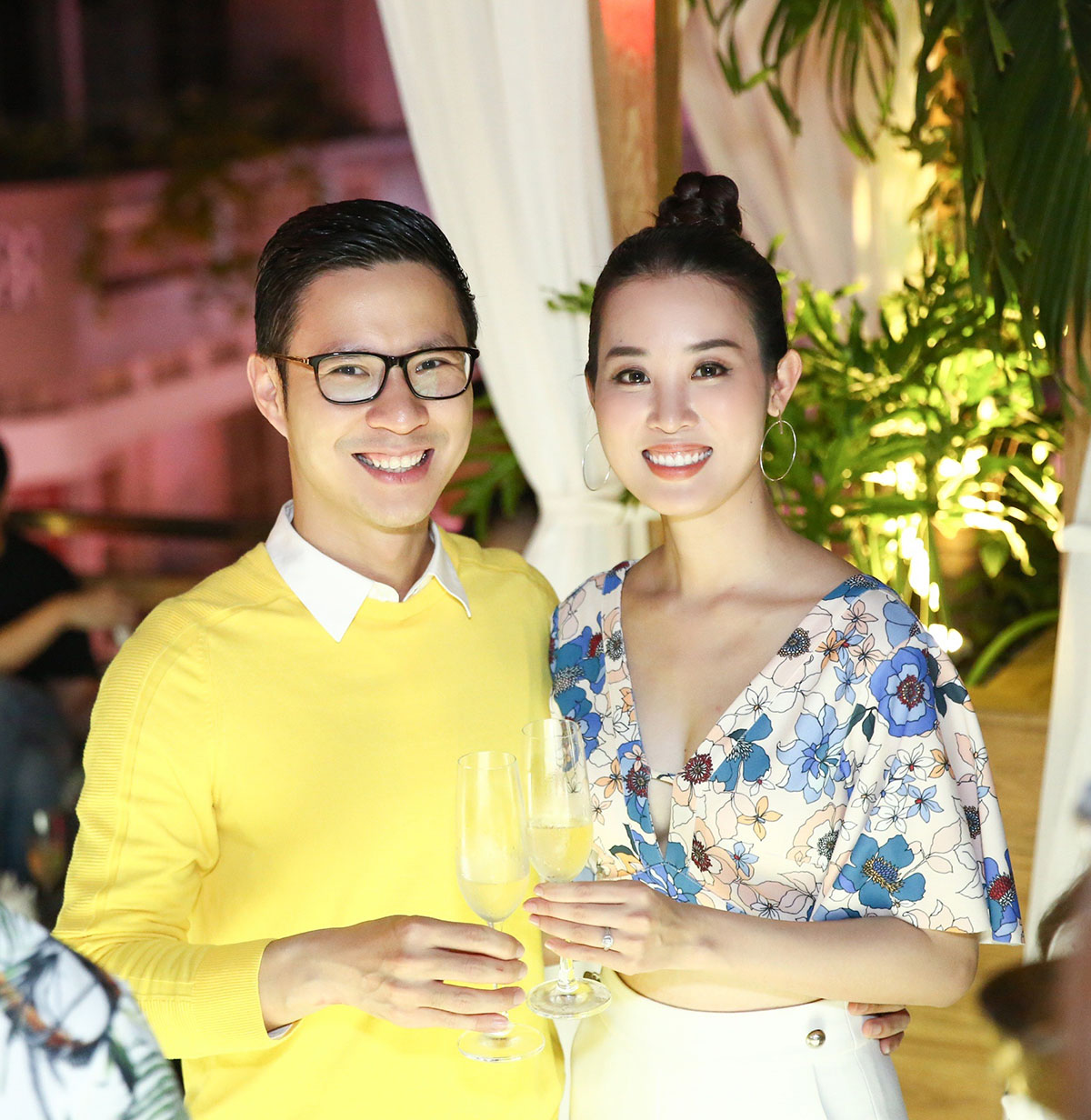 Vũ Khắc Tiệp lên chức ông chủ, dàn người đẹp diện trang phục sắc màu đến chúc mừng