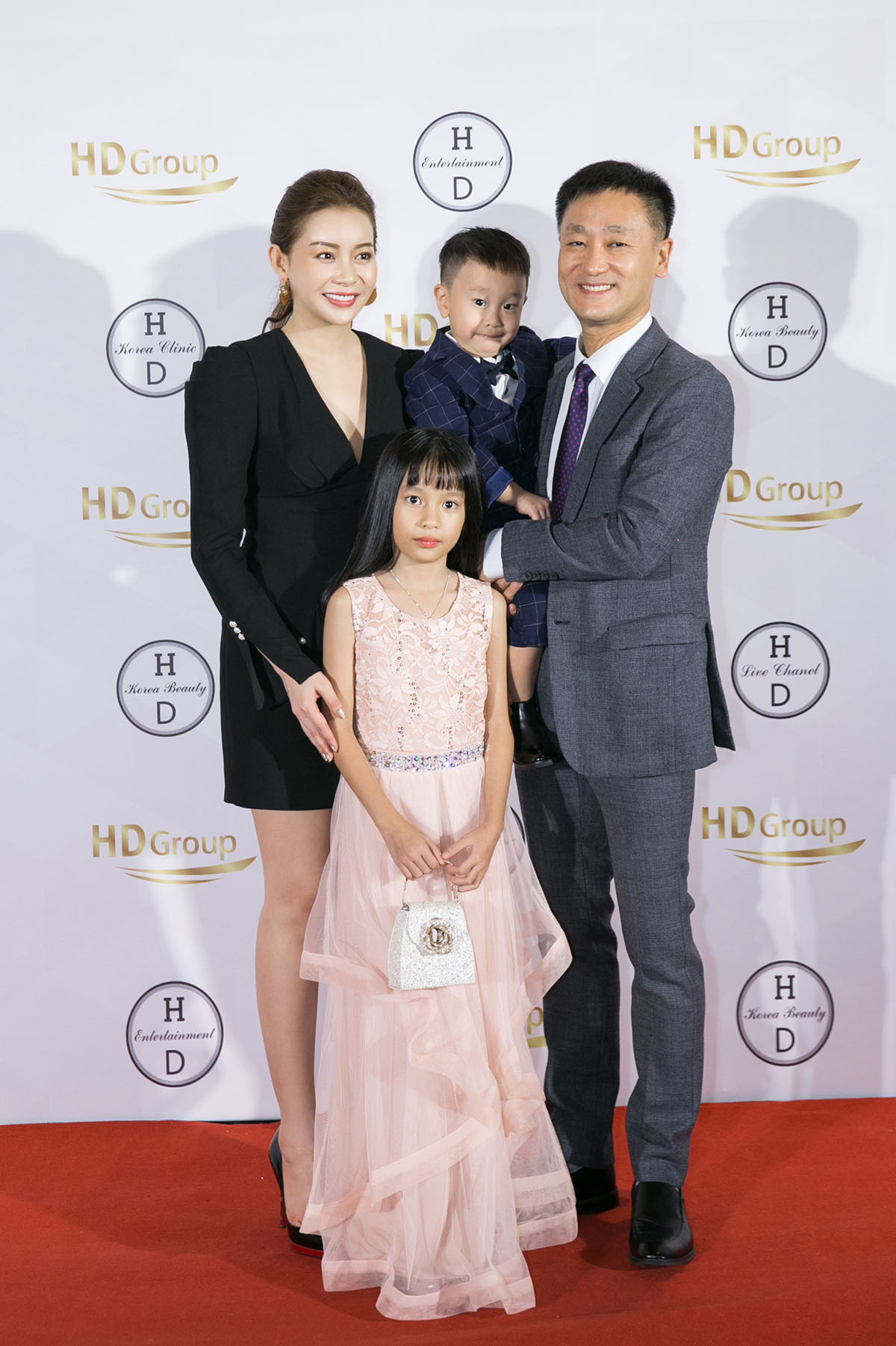 Minh Tú rạng rỡ làm Đại sứ thương hiệu cùng nam thần Võ Cảnh