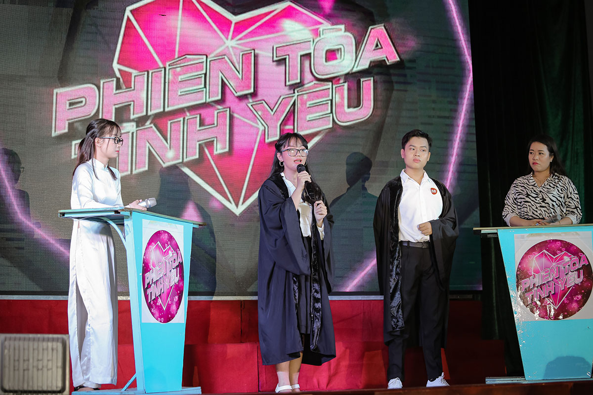 Học trò Én Bạc Đào Duy gây xúc động đưa tình yêu đẹp của vợ chồng Hiệp sĩ đường phố Trần Văn Hoàng lên sân khấu