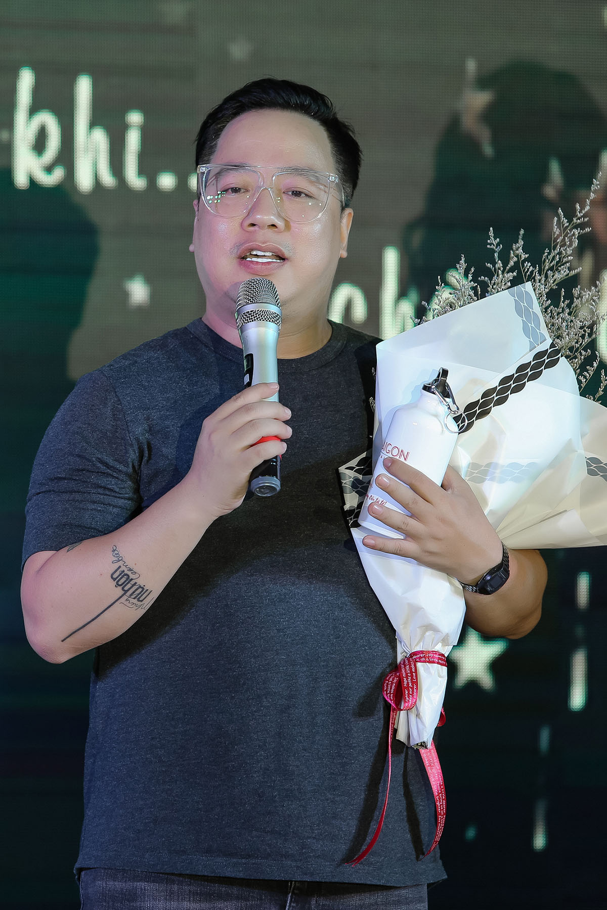Học trò Én Bạc Đào Duy gây xúc động đưa tình yêu đẹp của vợ chồng Hiệp sĩ đường phố Trần Văn Hoàng lên sân khấu