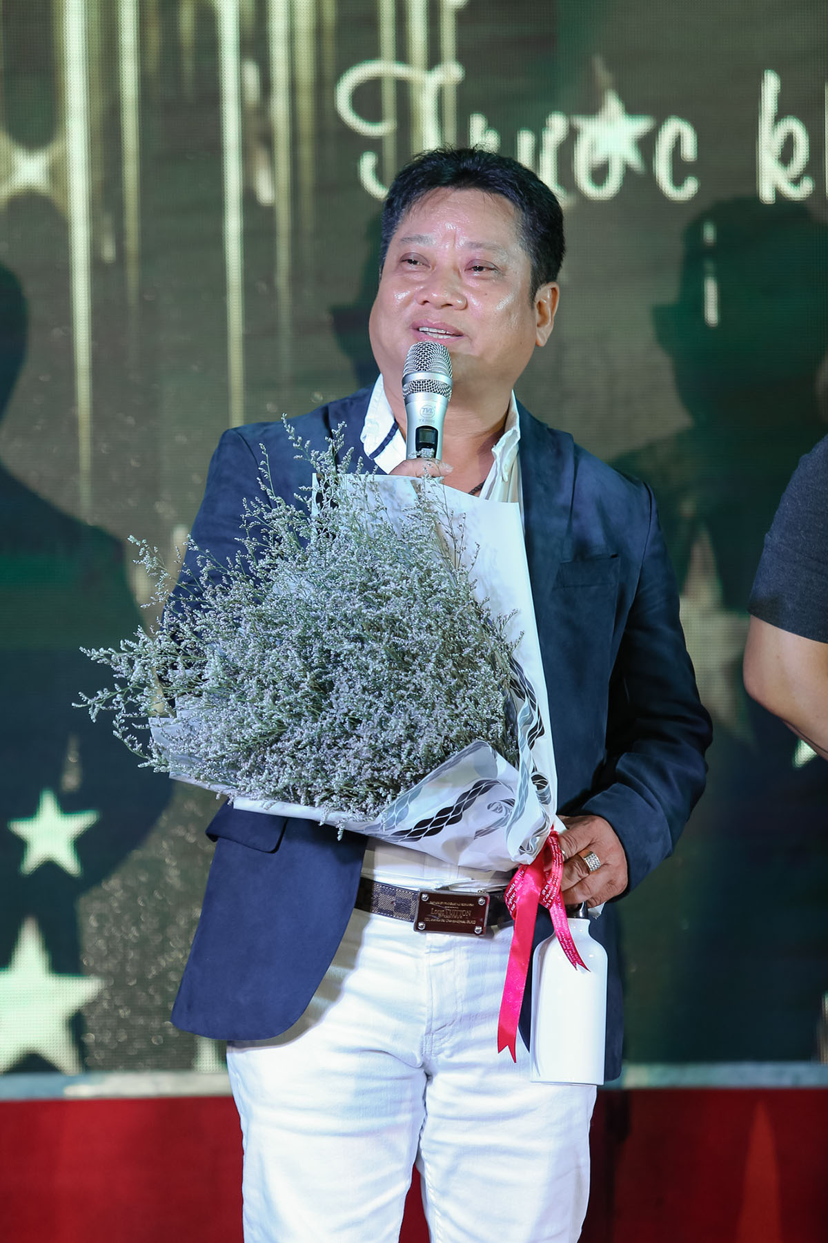 Học trò Én Bạc Đào Duy gây xúc động đưa tình yêu đẹp của vợ chồng Hiệp sĩ đường phố Trần Văn Hoàng lên sân khấu