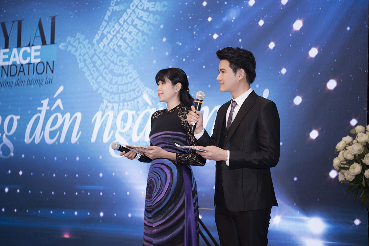 Vũ Mạnh Cường, Quỳnh Hoa xúc động khi dẫn sự kiện về hòa bình