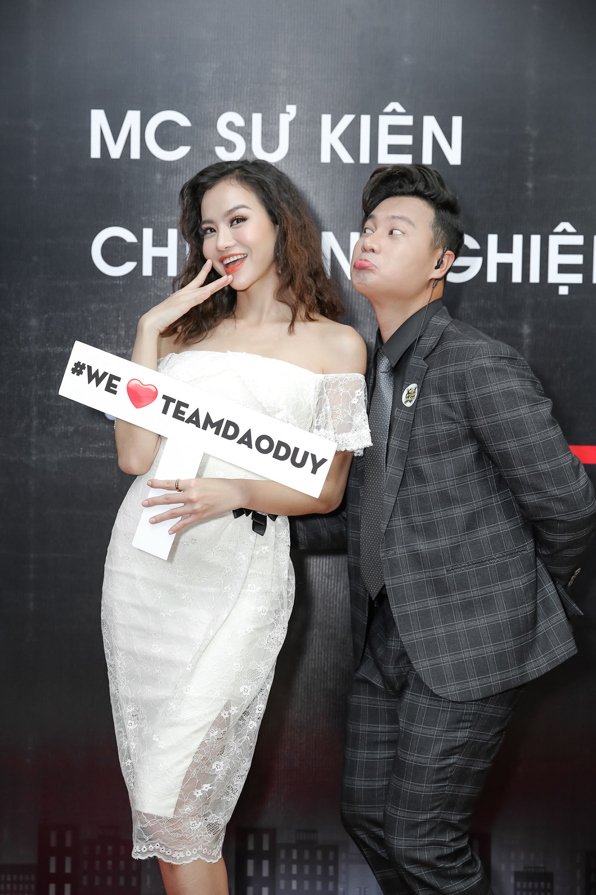 Học trò Én Bạc Đào Duy gây xúc động đưa tình yêu đẹp của vợ chồng Hiệp sĩ đường phố Trần Văn Hoàng lên sân khấu