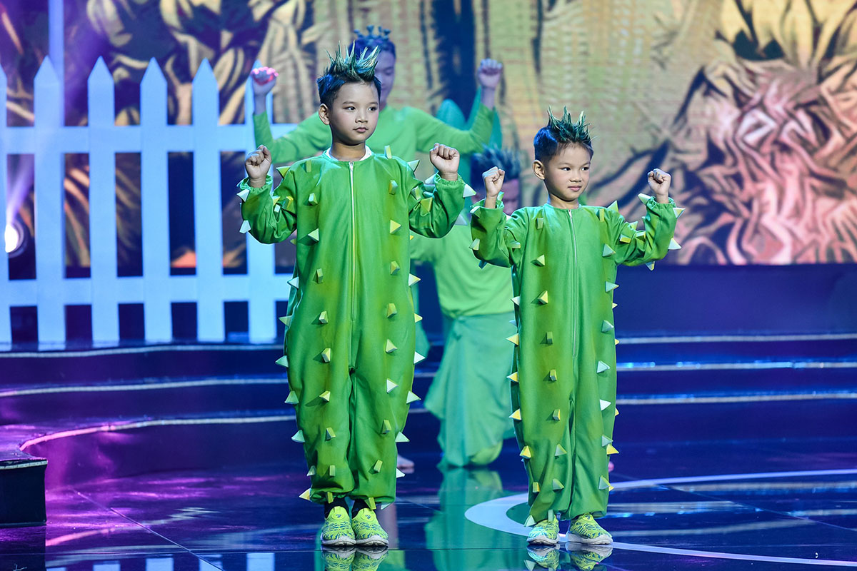 Hồng Vân tái mặt vì màn mạo hiểm dùng người làm dây nhảy của Minh Nhựt, Minh Quang