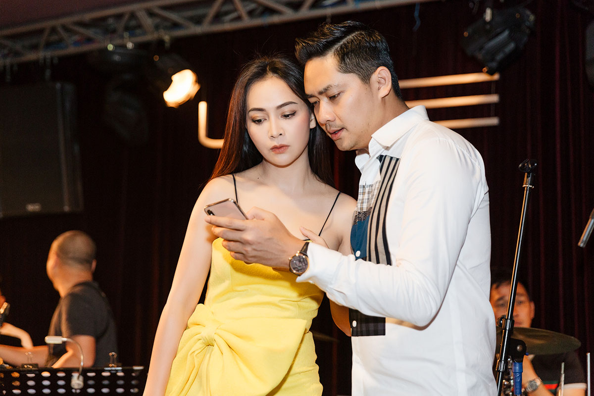 Minh Luân bối rối khi tập nhạc cùng hai người đẹp Mỹ Ngọc, Thiên Hương