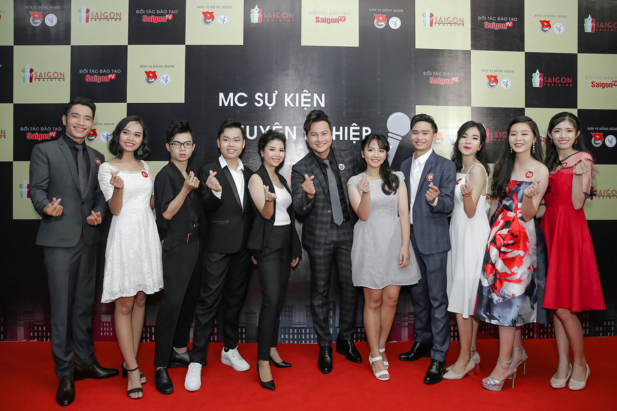 Học trò Én Bạc Đào Duy gây xúc động đưa tình yêu đẹp của vợ chồng Hiệp sĩ đường phố Trần Văn Hoàng lên sân khấu
