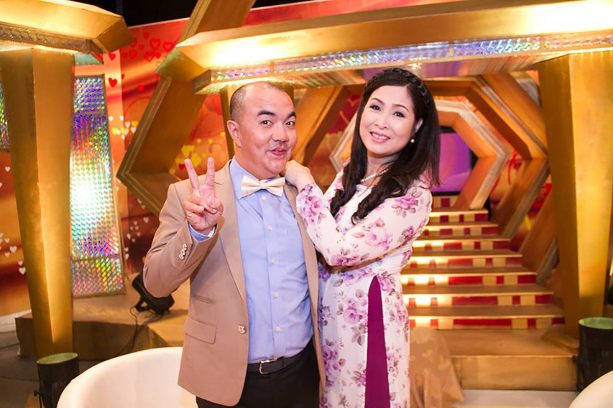 Hồng Vân - Quốc Thuận mang 'Vợ Chồng Son' sang Mỹ ghi hình