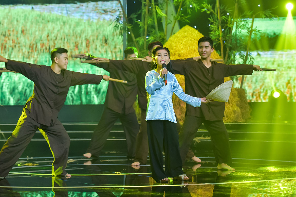 Hồng Vân tái mặt vì màn mạo hiểm dùng người làm dây nhảy của Minh Nhựt, Minh Quang
