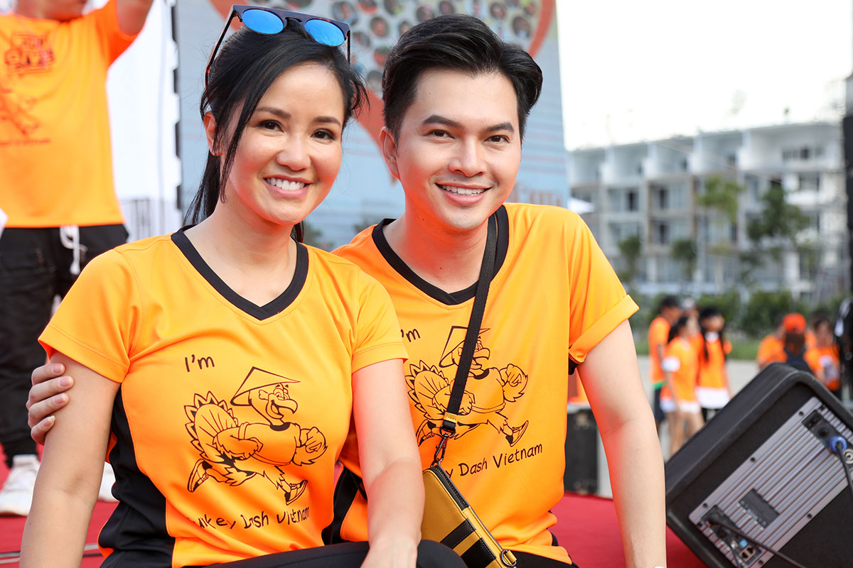 Ông bố Nam Cường được các em bé quấn quýt không rời khi chạy bộ