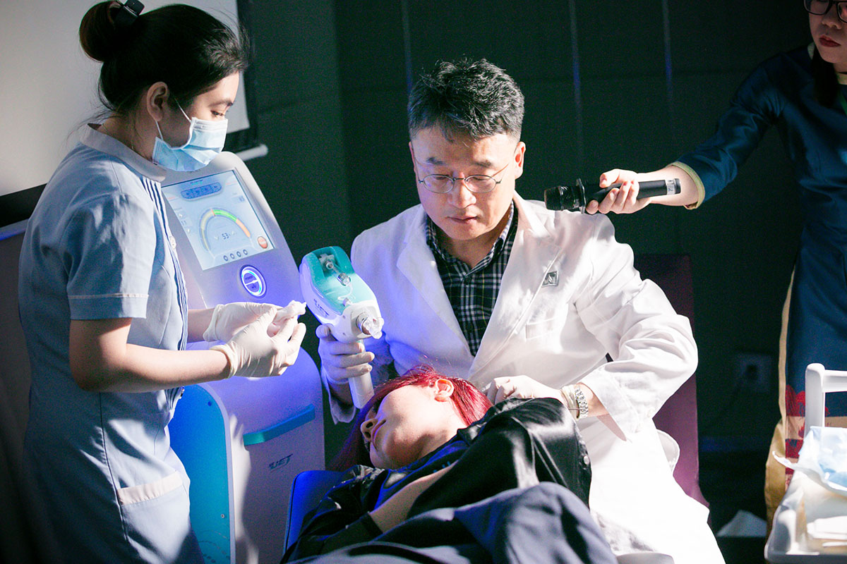 Phương pháp làm đẹp khiến hàng loạt sao Việt mê mẩn gây sốt khi có mặt tại Việt Nam
