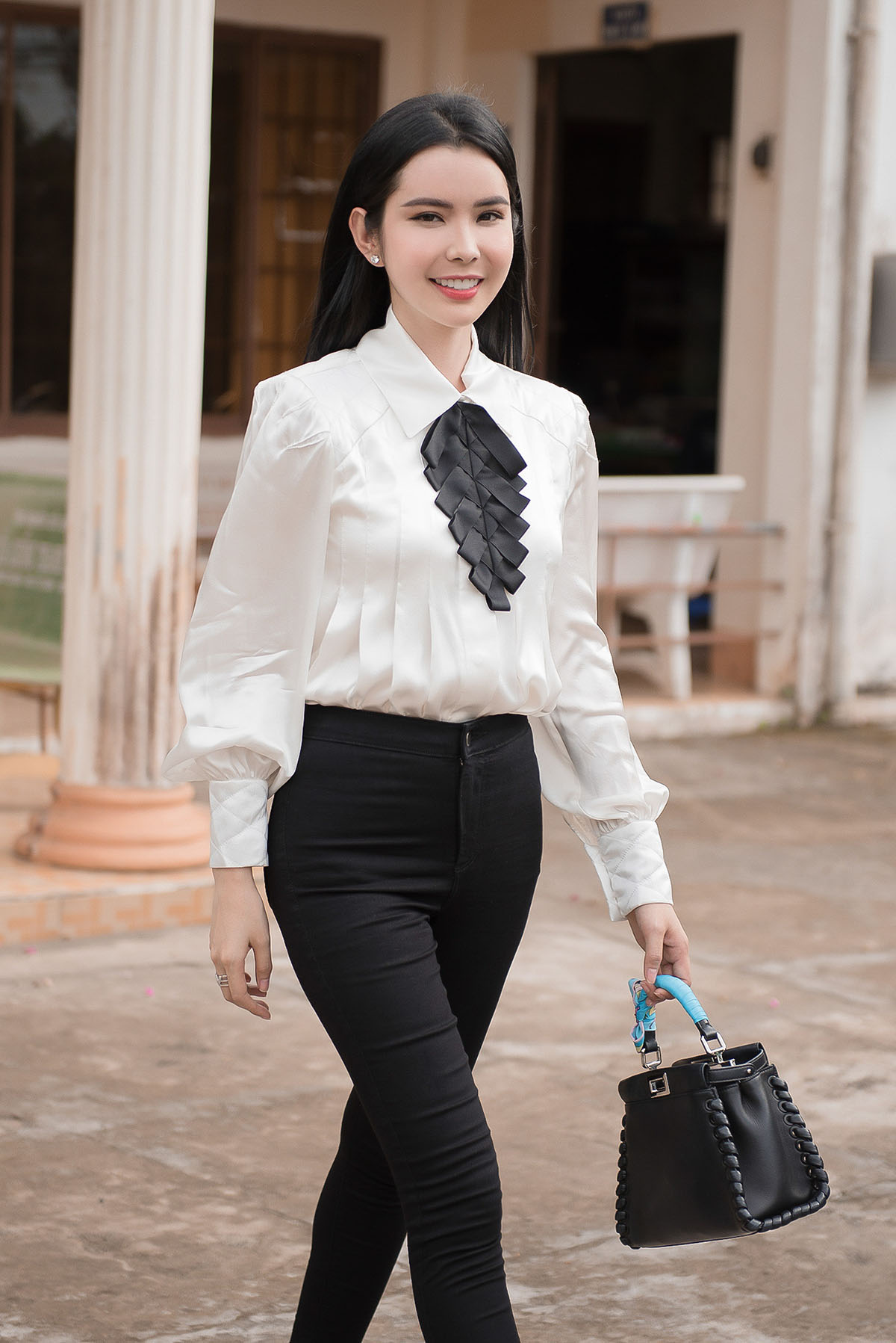 Huỳnh Vy tặng nhà tình thương, quyên góp tiền xây cầu kiên cố cho bà con tỉnh Đồng Tháp