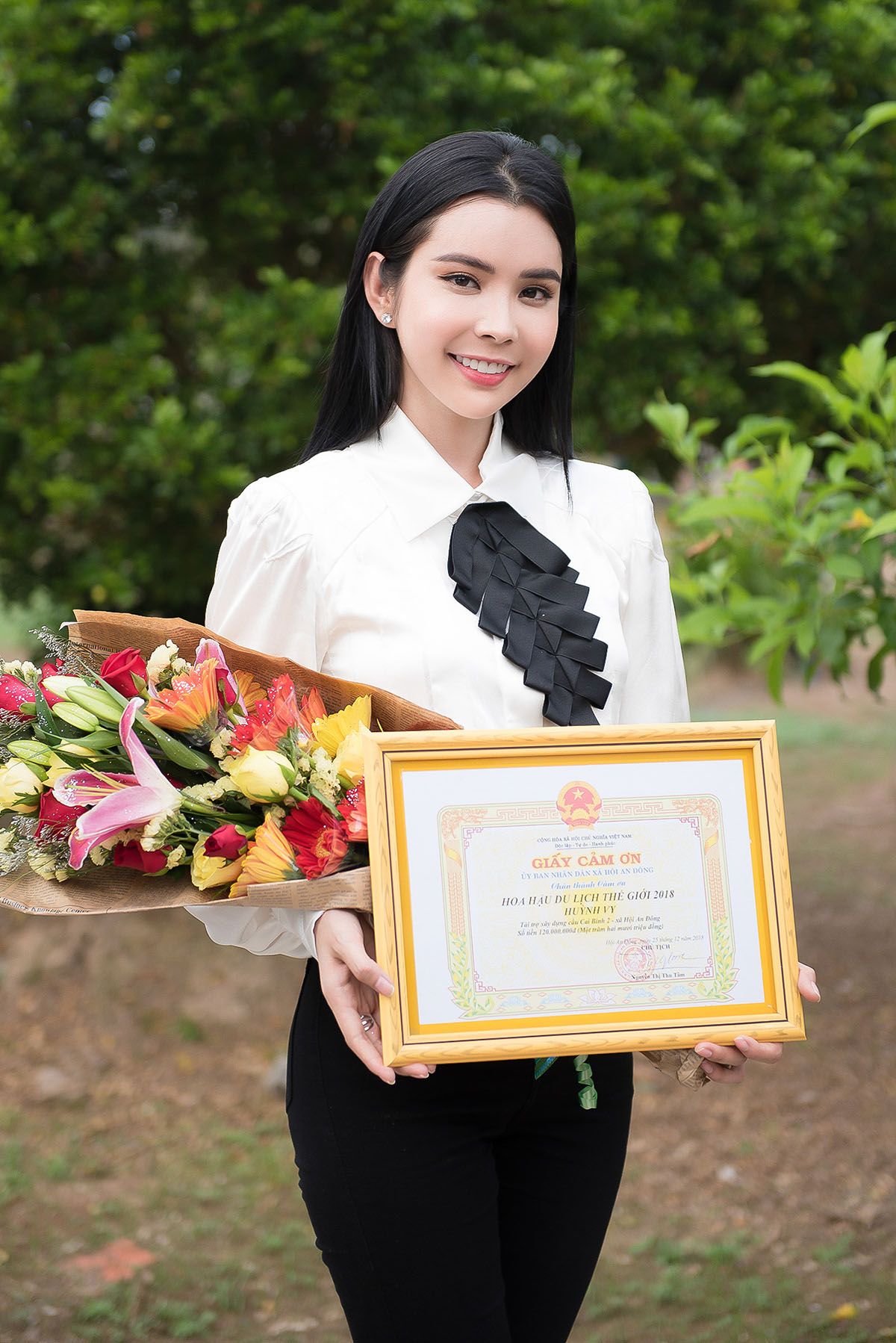 Huỳnh Vy tặng nhà tình thương, quyên góp tiền xây cầu kiên cố cho bà con tỉnh Đồng Tháp
