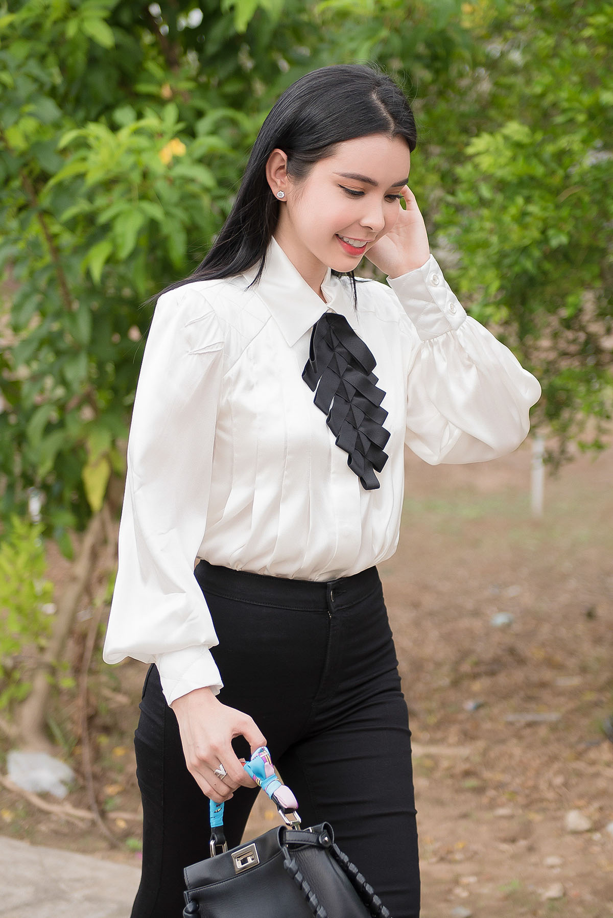 Huỳnh Vy tặng nhà tình thương, quyên góp tiền xây cầu kiên cố cho bà con tỉnh Đồng Tháp