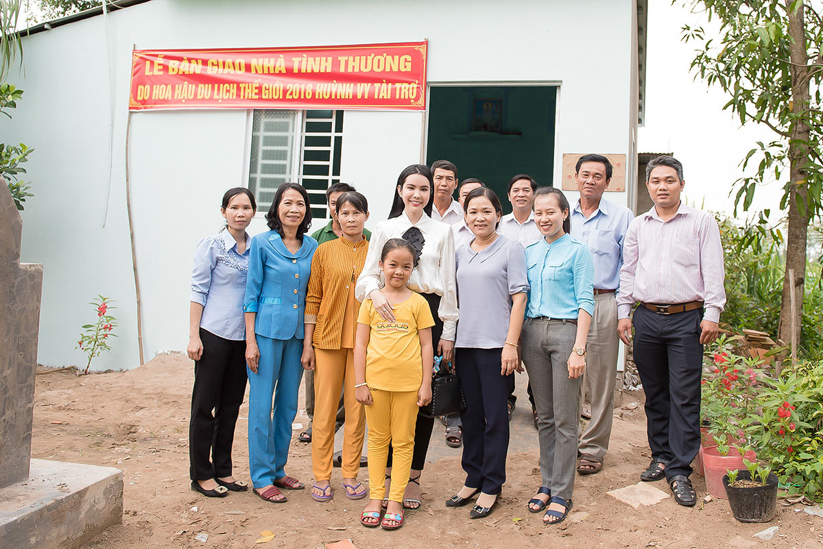 Huỳnh Vy tặng nhà tình thương, quyên góp tiền xây cầu kiên cố cho bà con tỉnh Đồng Tháp