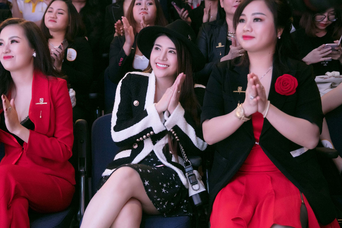 Nhật Kim Anh chạy ngược xuôi ra mắt dòng son mới dù bị thanh sắt đâm xuyên chân