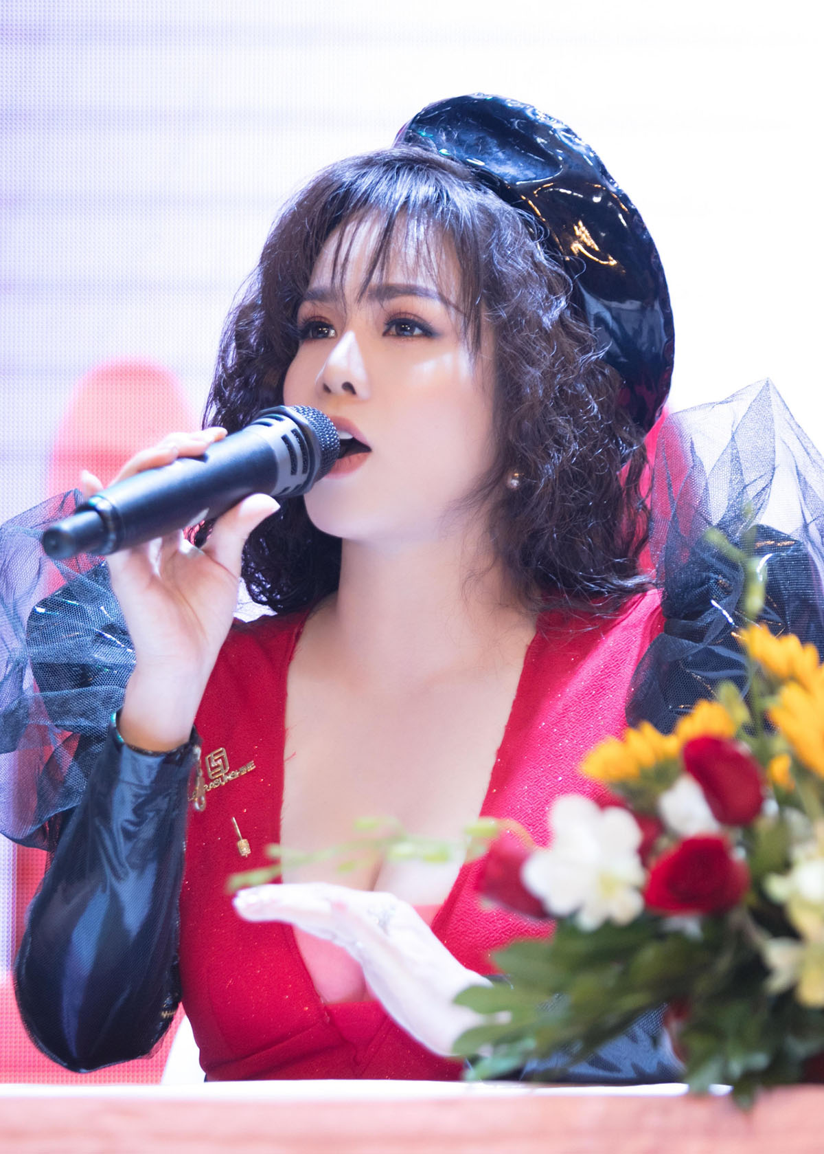 Nhật Kim Anh chạy ngược xuôi ra mắt dòng son mới dù bị thanh sắt đâm xuyên chân