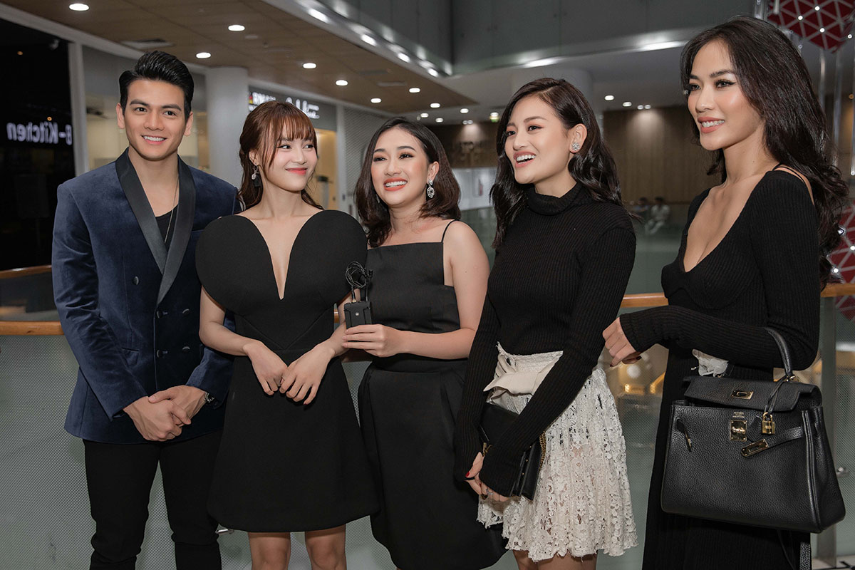 Diễn viên trẻ Phương Lan xinh đẹp và ngọt ngào trong đêm diễn thời trang của Lâm Gia Khang