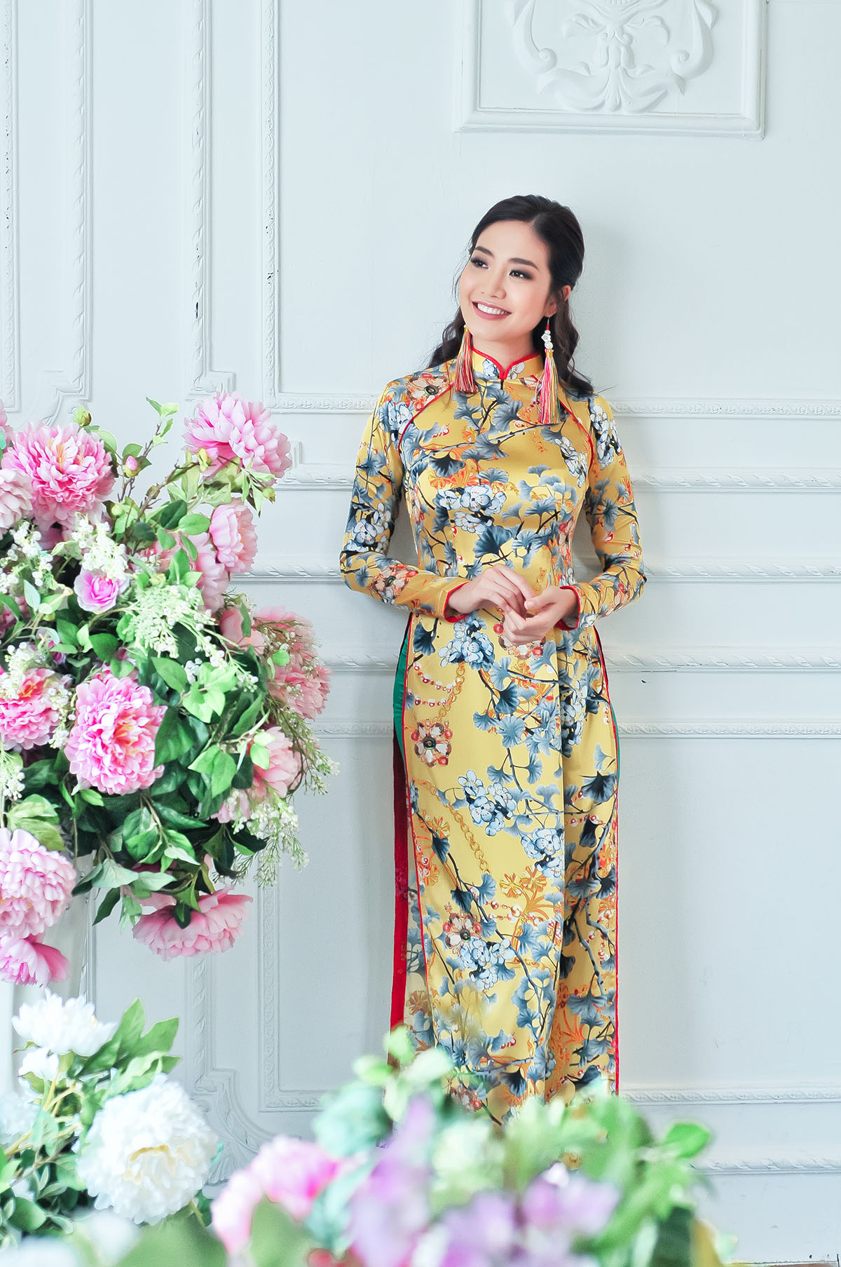 Ninh Hoàng Ngân diện áo dài, mang bông tai to bản trong BST mới