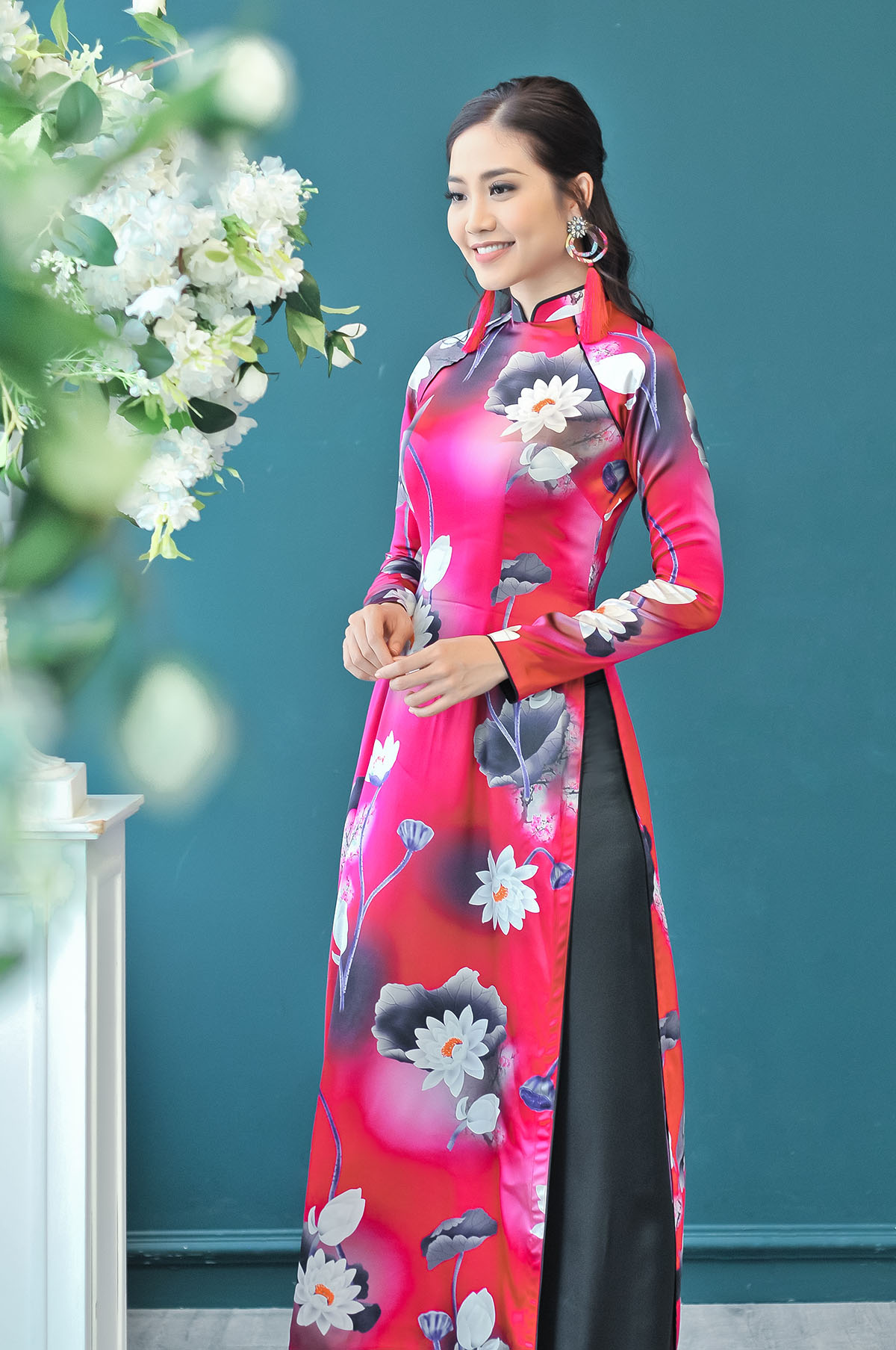 Ninh Hoàng Ngân diện áo dài, mang bông tai to bản trong BST mới