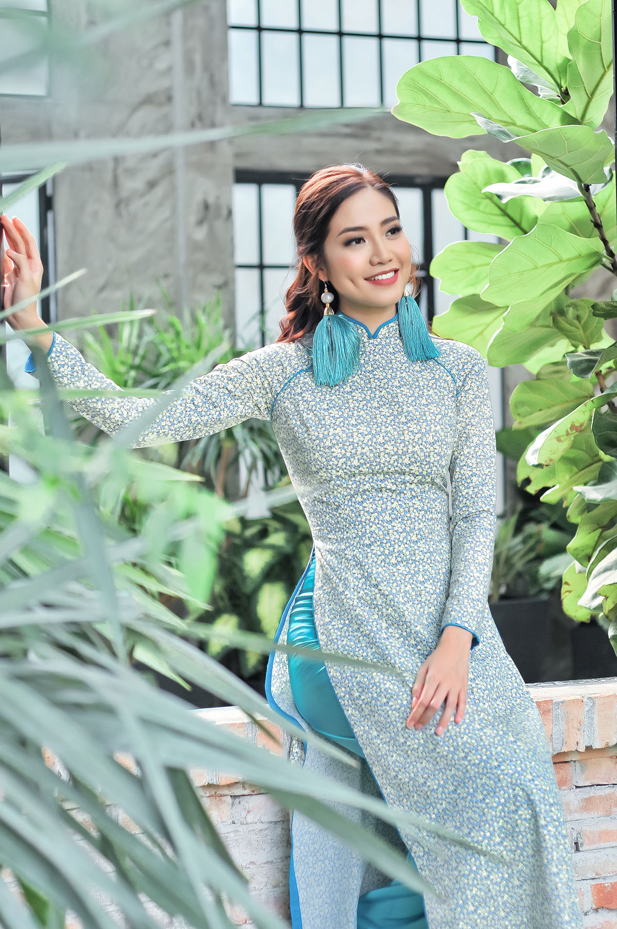 Ninh Hoàng Ngân diện áo dài, mang bông tai to bản trong BST mới