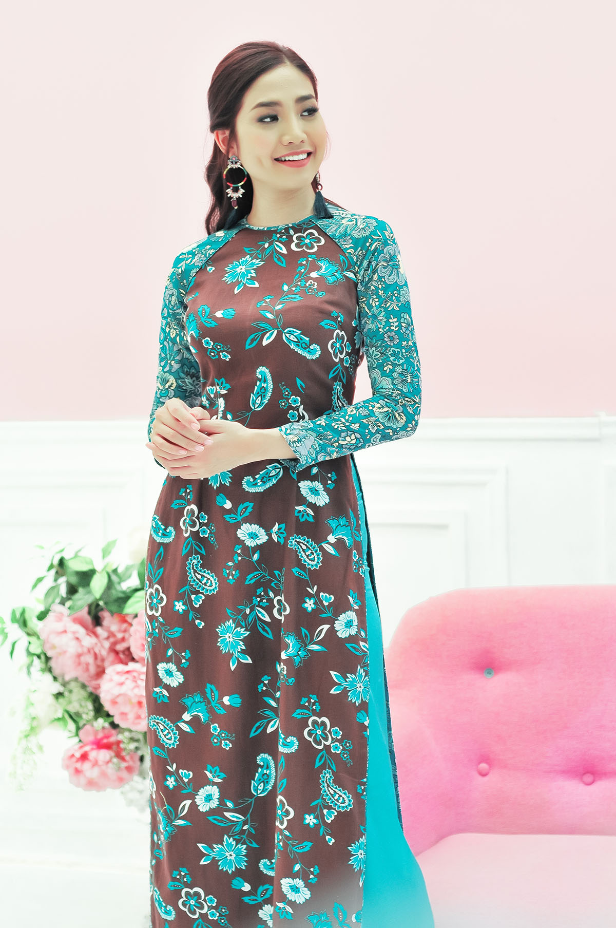 Ninh Hoàng Ngân diện áo dài, mang bông tai to bản trong BST mới