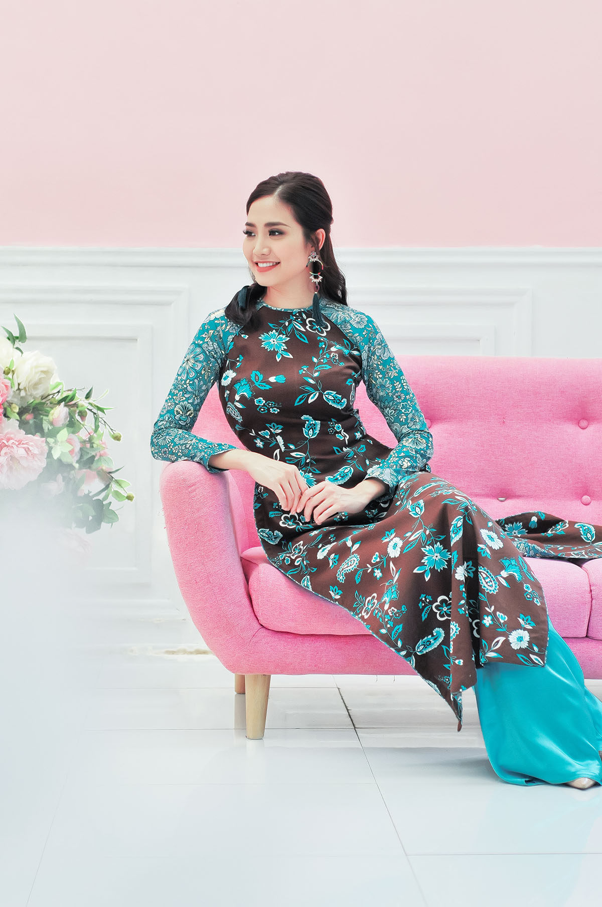 Ninh Hoàng Ngân diện áo dài, mang bông tai to bản trong BST mới