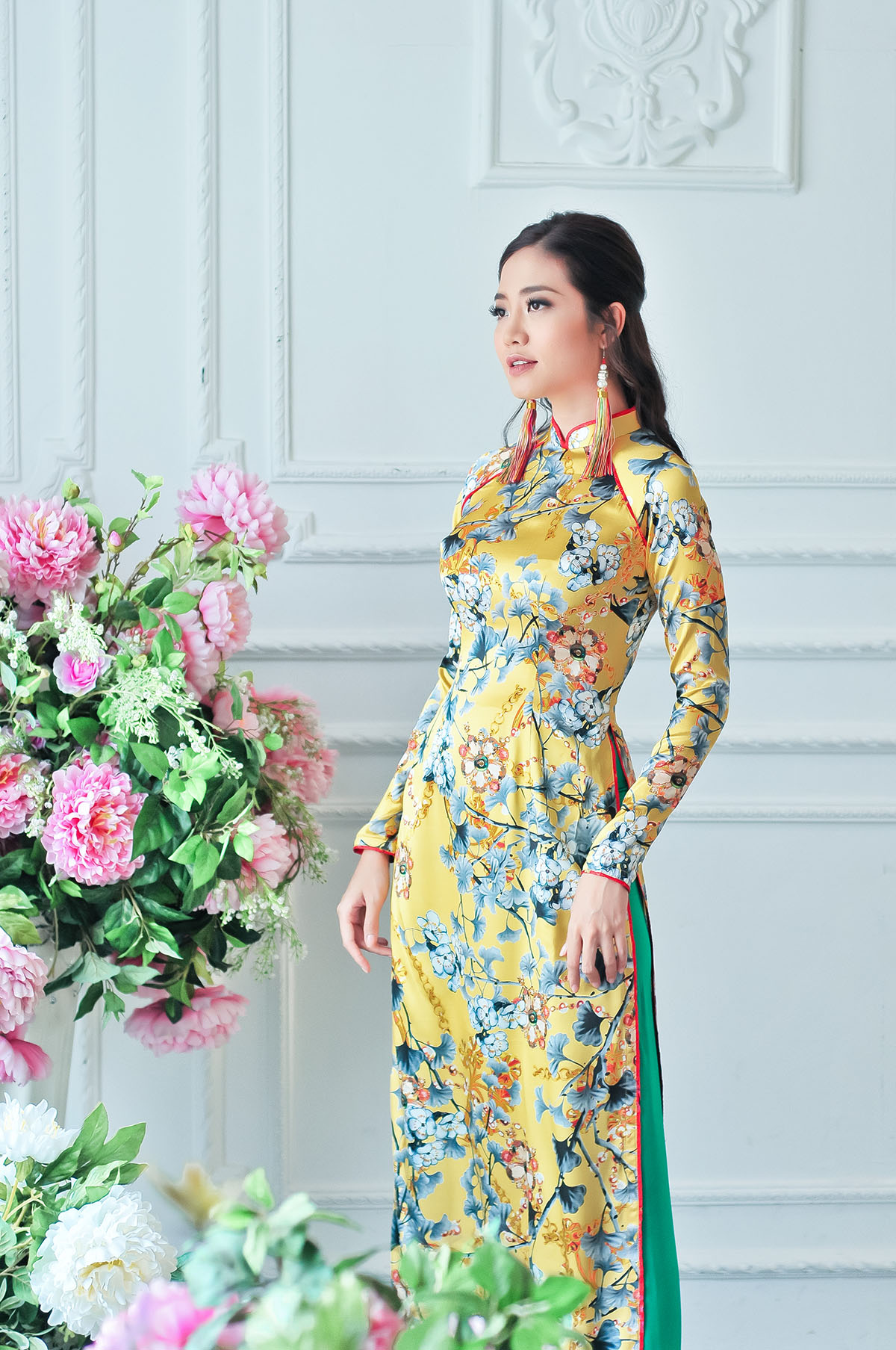 Ninh Hoàng Ngân diện áo dài, mang bông tai to bản trong BST mới