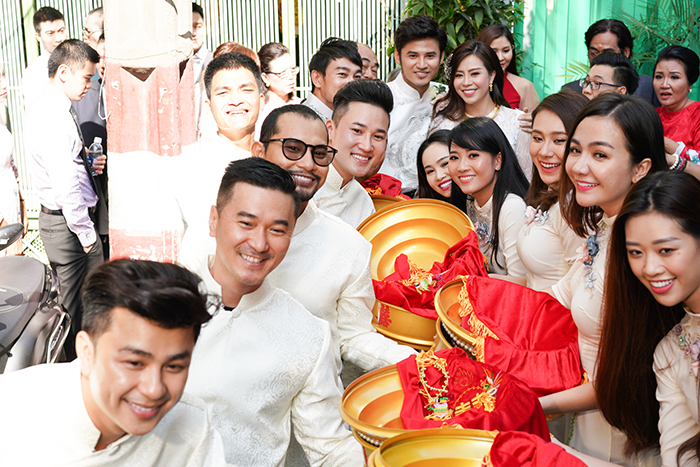 Ngọc Ánh rạng rỡ trong lễ rước dâu với Anh Tài