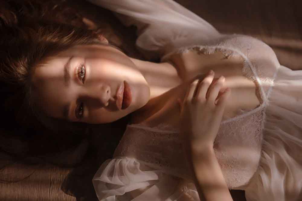 Khoảnh khắc 'bỏng mắt' khi Elly Trần khoe vóc dáng nóng bỏng với đồ ngủ